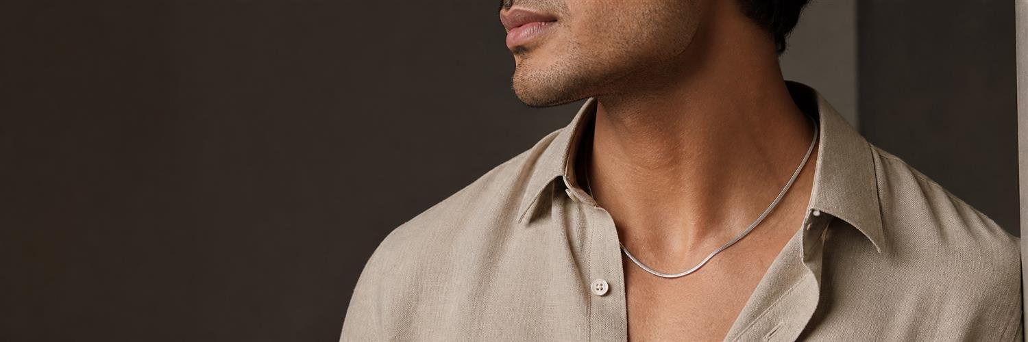Man wearing a fine silver chain